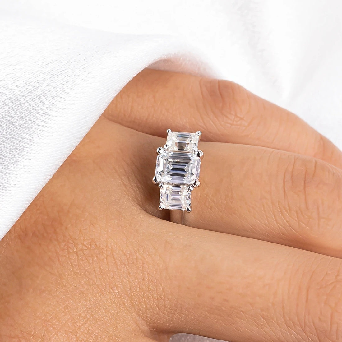 [#M237] 1.8 Carat Emerald Cut Moissanite Engagement Rings with Emerald Cut Side Stones「S925」