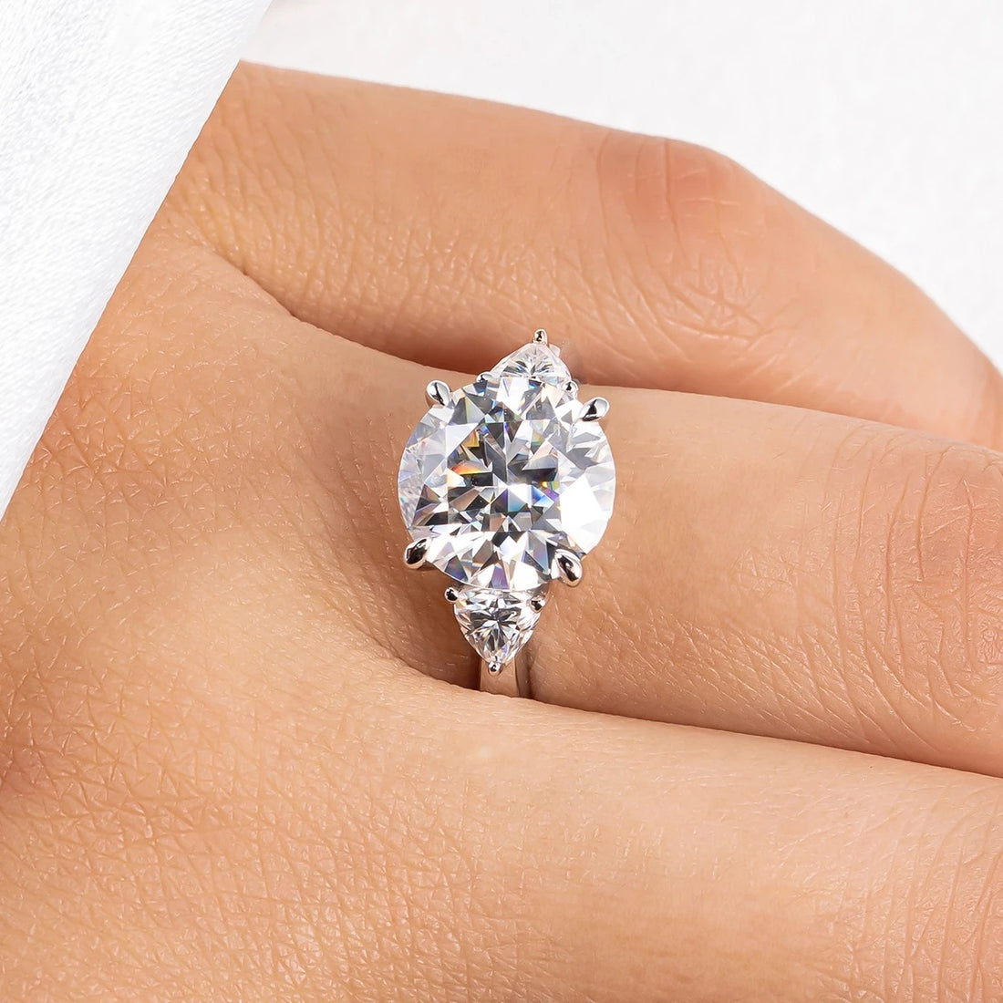[#M215] 4.6 Carat Round Brilliant Moissanite Engagement Rings with Side Stones「S925」